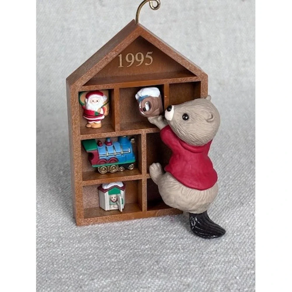 Hallmark Keepsake Ornament Collector's Club 1995 Beaver‎ With Toy Shelf House